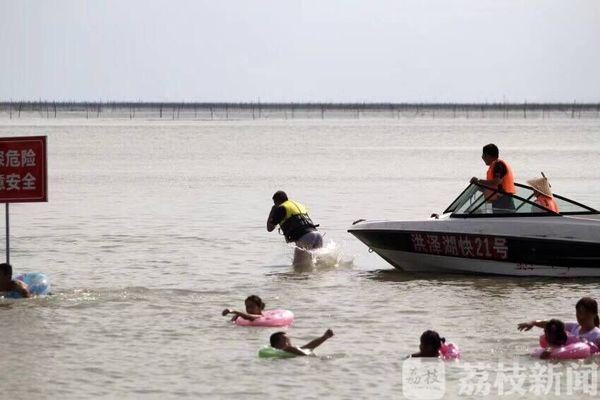 女子带娃戏水孩子溺亡 斥景区无救援